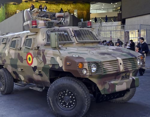 Tropas militares en vehículos blindados se ven en los alrededores de la Plaza Murillo de La Paz. Fuente: AFP