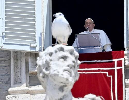 El papa Francisco encabezó el Ángelus  este domingo tras las celebraciones por San Pablo y San Pedro. Fuente: AFP