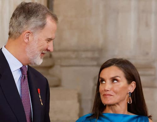 Rey Felipe VI de España y su esposa Letizia, en el marco de la condecoración de civiles. Fuente: X (@gala)