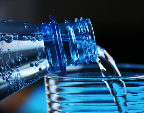 Expertos indican cómo limpiar nuestras  botellas de agua. Fuente: Pexels