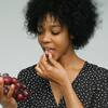 Comer frutas nos trae numerosos beneficios a la salud. Fuente: Pexels