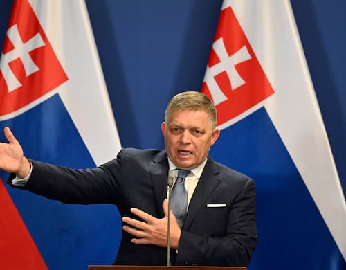 Robert Fico, Primer Ministro de Eslovaquia es llevado a un hospital tras recibir un disparo. Fuente: AP