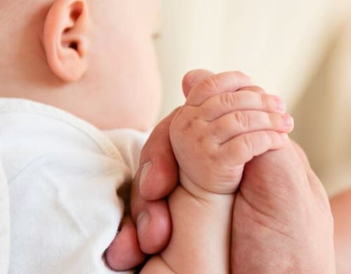 Aberrante: bebé muere atada en una guardería del Reino Unido. Fuente: Freepik
