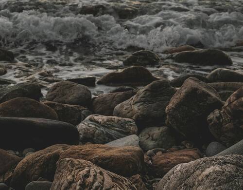 Tomar piedras de la playa supone un importante riesgo ambiental. Fuente: Pexels